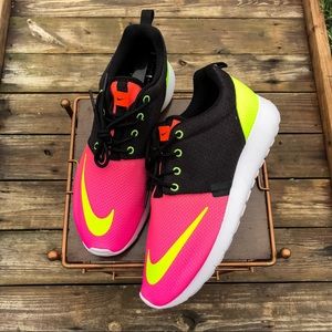 Nike Roshe • size 7Y = Women’s sz 8.5